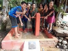 Children of Batu Horing Village residents rejoice over the construction of clean water facilities in their village.