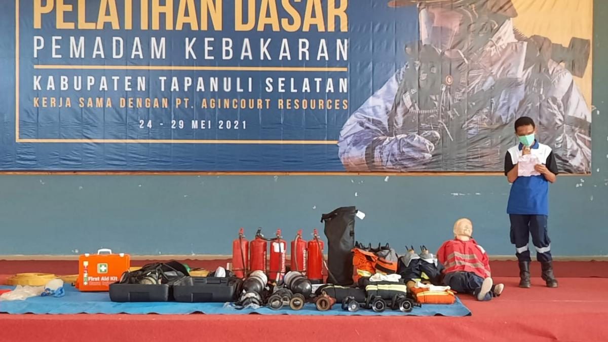Photo 1: PTAR General Manager Operations, Rahmat Lubis gave a speech at a fire fighting basic training event at the Sopo Daganak building, Monday (24/5)