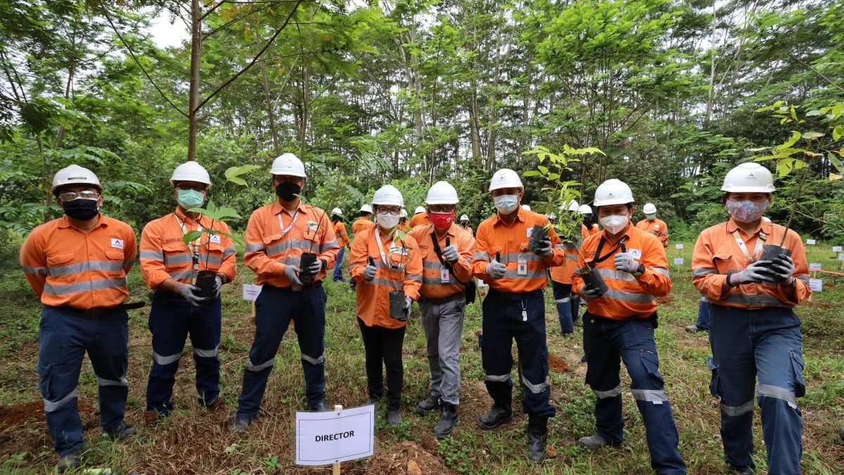 The-2021-indonesian-tree-planting-day-agincourt-resources-plants-3,500-tree-seeds